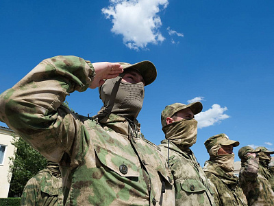 В Астрахани отличившимся на спецоперации росгвардейцам вручили награды, фото 7