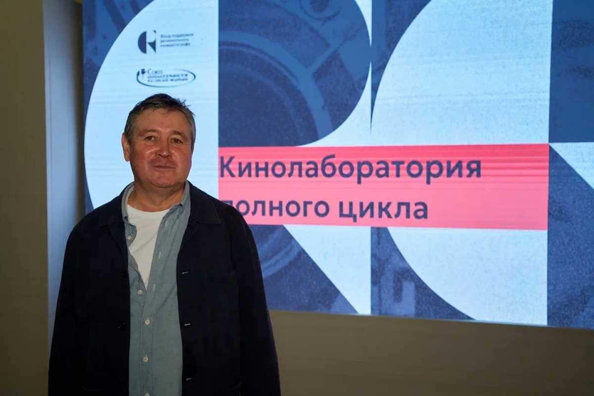 В Новгородской филармонии Алишер Хамидходжаев провёл полезную лекцию для участников интенсива про изобразительные средства режиссёра и киноязык.