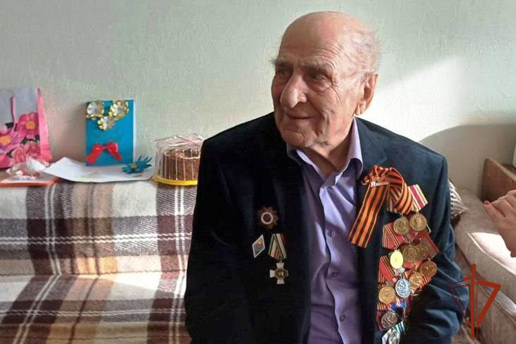 Росгвардия поздравила с 98-летием участника Великой Отечественной войны в Томске (видео)