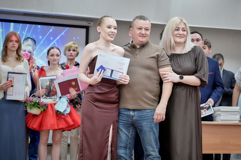 Более 300 выпускников окончили школу с медалями в Красногорске