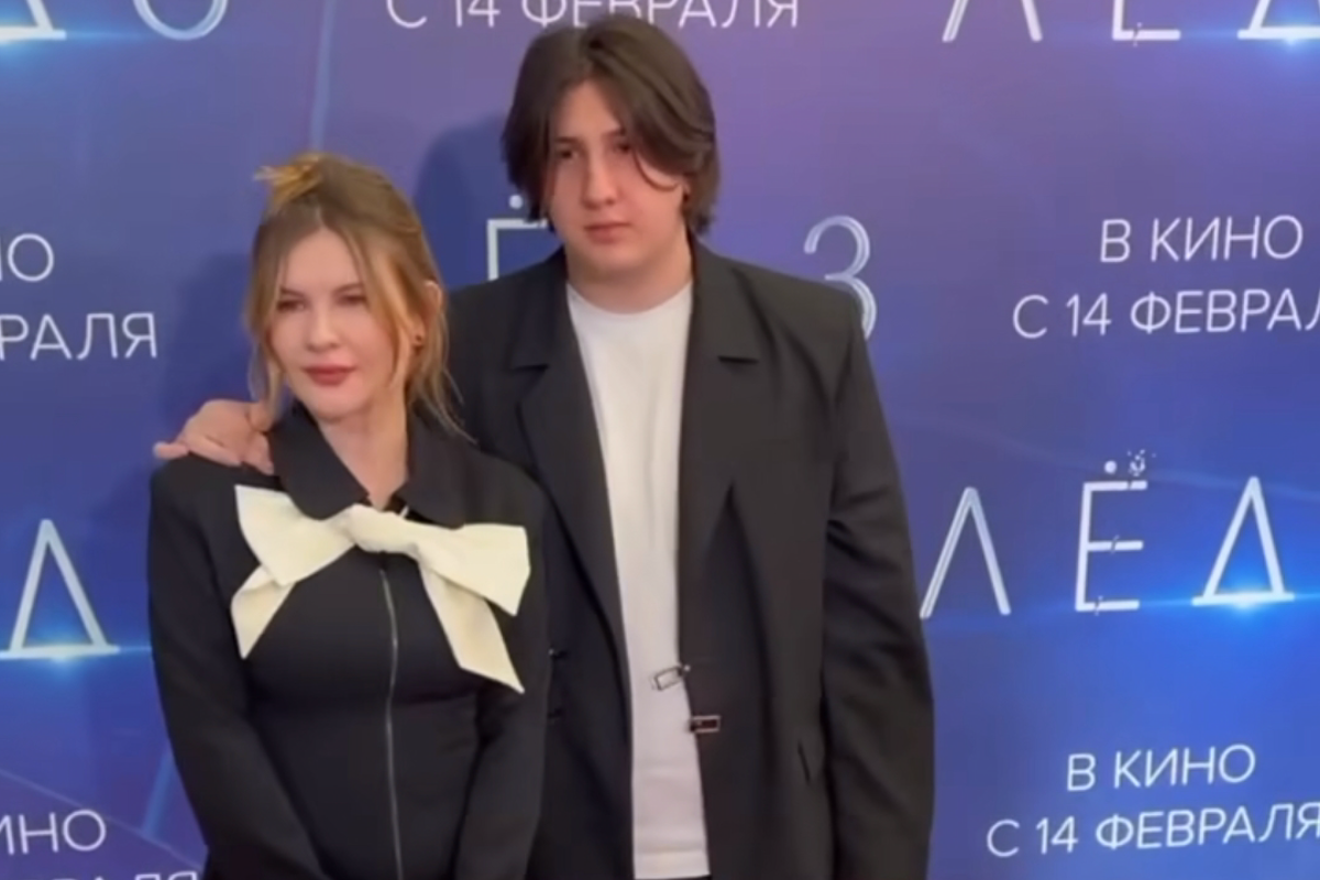 Анна Цуканова-Котт показалась на премьере фильма «Лед 3» с сыном