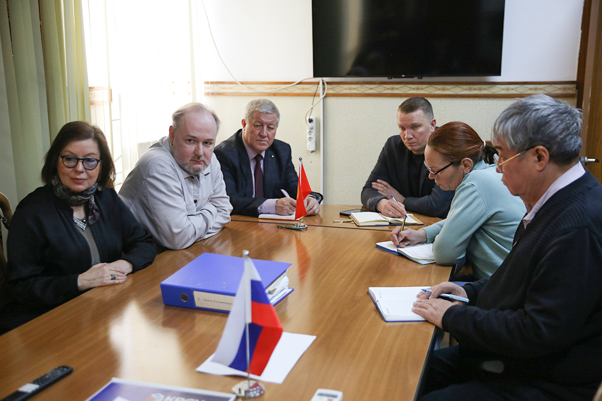 Обсудили вопрос проведения совместного студенческого конкурса по разработке фирменного стиля для КРСУ 