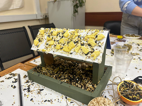 В районе прошел мастер-класс по созданию кормушек и полезных вкусностей для птиц