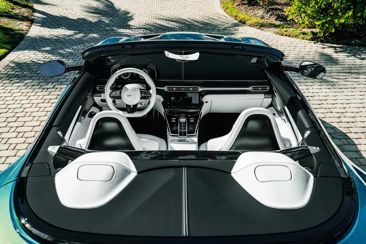 Три поколения победителей: четвертьвековой юбилей Aston Martin Vanquish