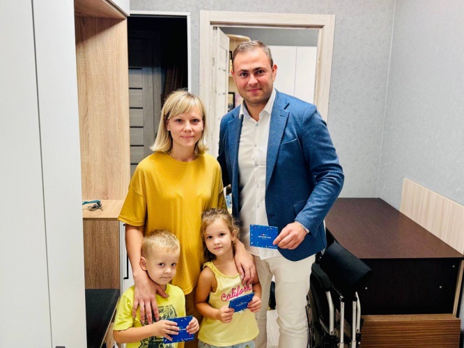 Исполнительный секретарь красногорского отделения партии «Единая Россия» Богдан Андриянов вручил подарочные сертификаты детям погибшего участника СВО