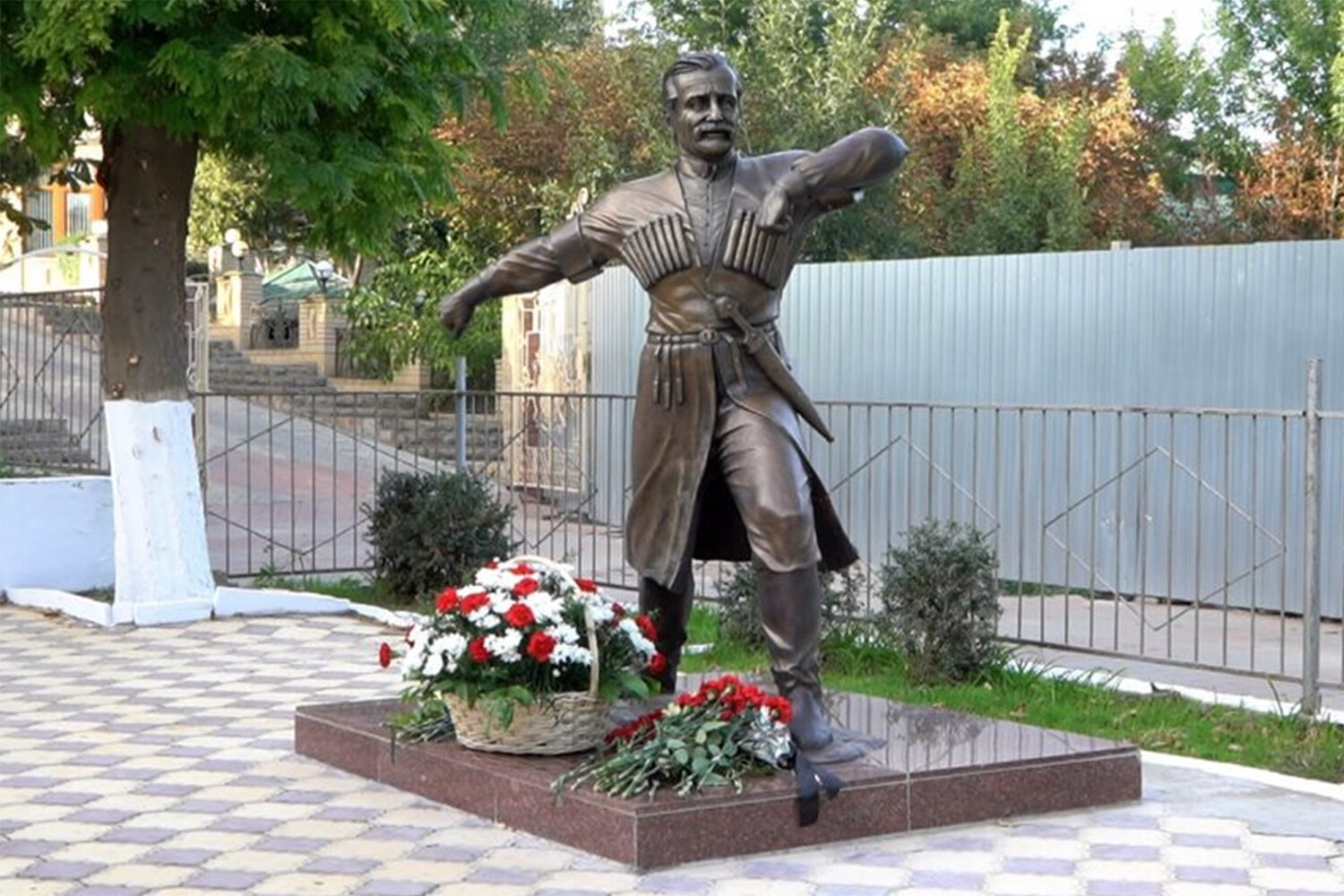 Памятник в дербенте трем. Памятник льву Манахимову в Дербенте. Детский памятник. Памятник отцу. Памятники деятелям культуры.