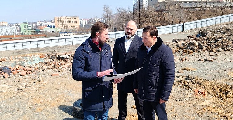 В ходе региональной недели Александр Ролик провел рабочие встречи и осмотрел ряд объектов во Владивостоке