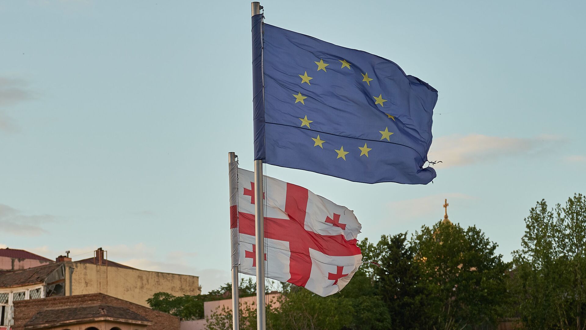 Флаги Грузии и Евросоюза на площади Европы в центре Тбилиси - Sputnik Грузия, 1920, 05.01.2026