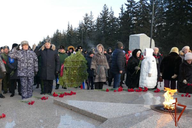 Память героев: Росгвардейцы Омска почтили павших защитников Отечества в Парке Победы