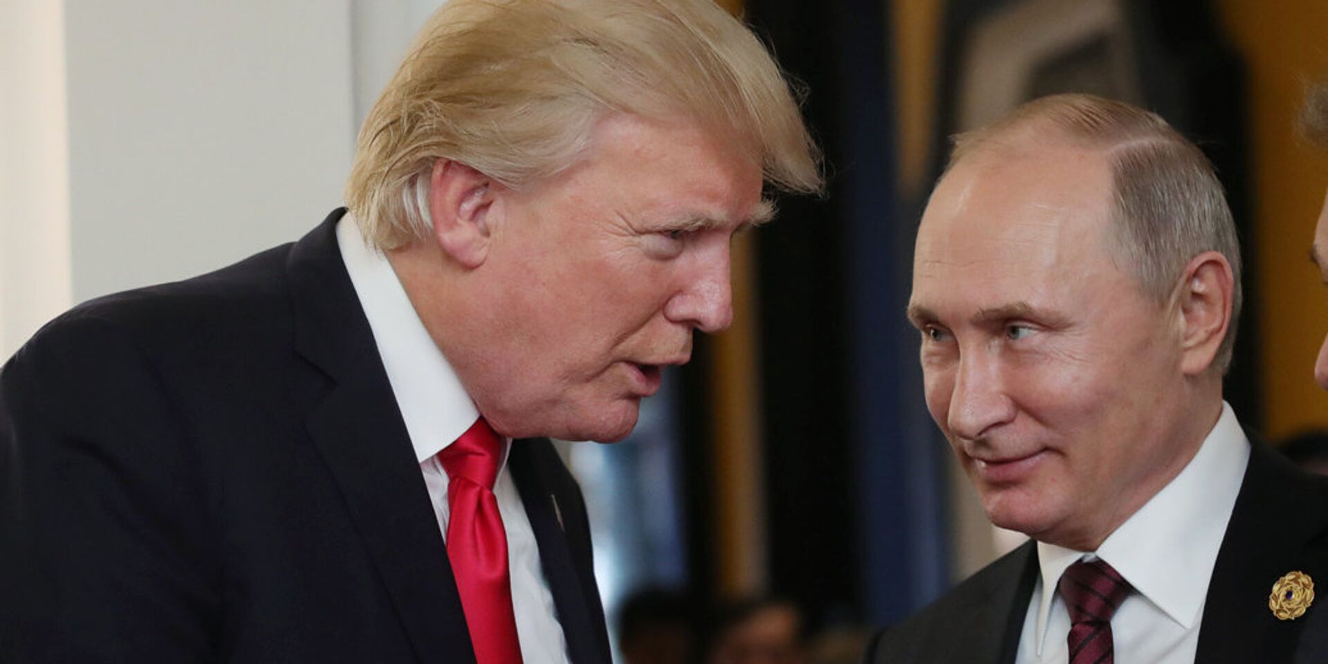 Президент РФ Владимир Путин и президент США Дональд Трамп в перерыве рабочего заседания на саммите АТЭС - ИноСМИ, 1920, 04.04.2025