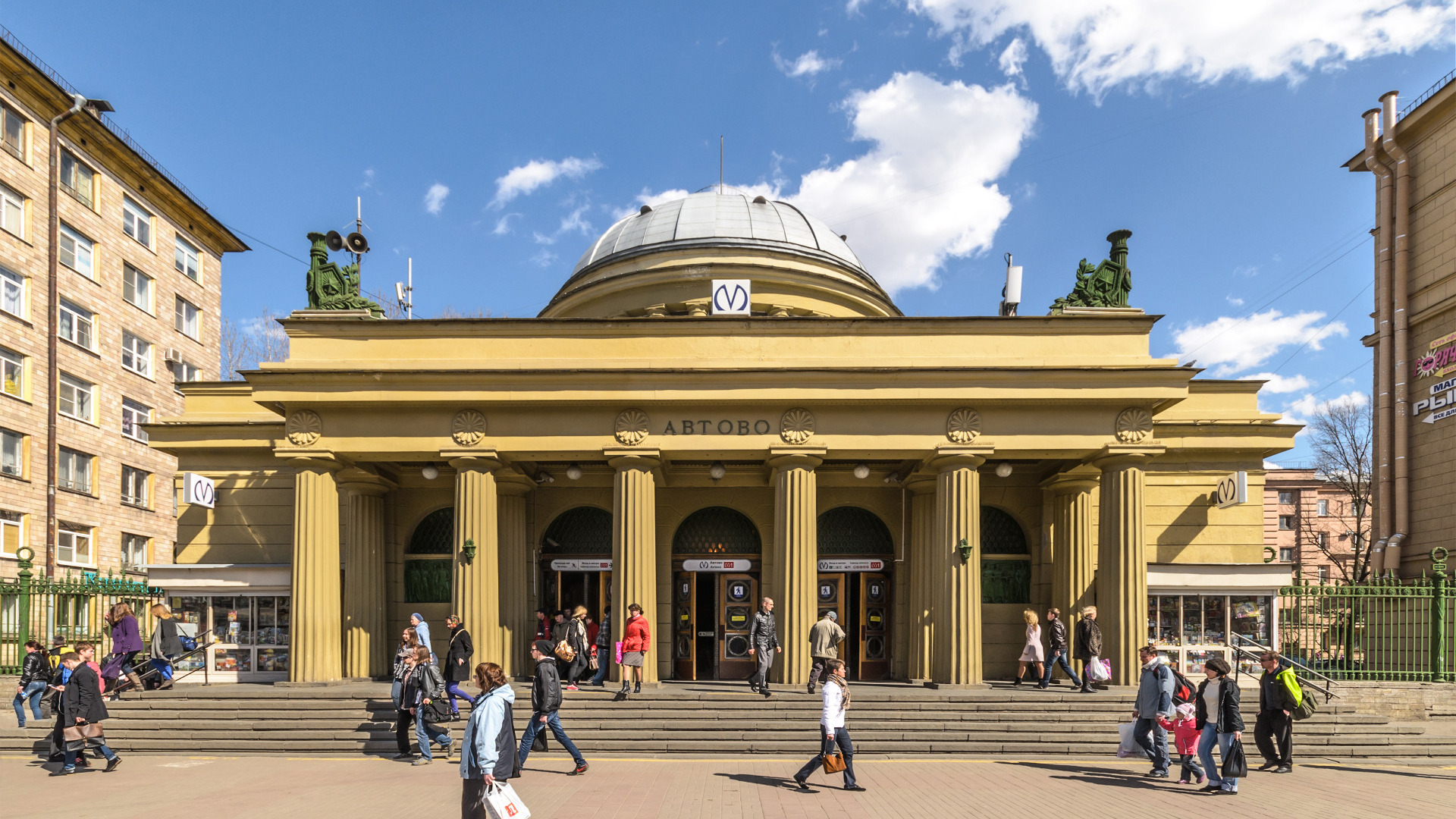 Наземный павильон станции метро «Автово» Петербургского метрополитена