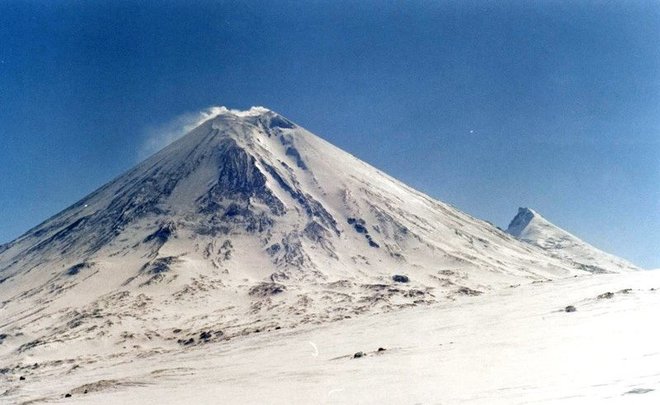 На Камчатке началось извержение самого высокого действующего вулкана Евразии