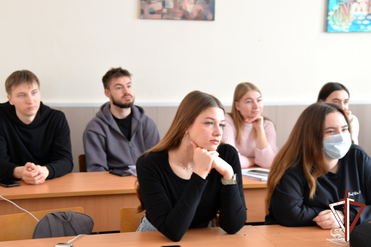 Курганских студентов и школьников познакомили со службой в Росгвардии