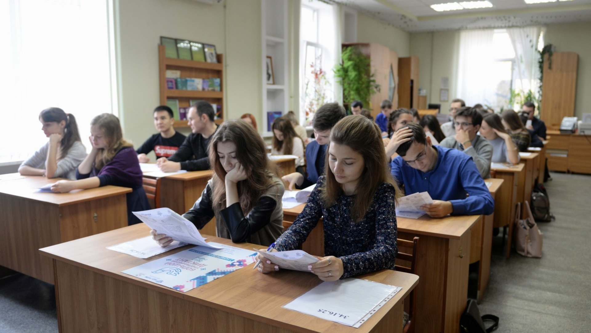 Сколько девятиклассников набрали более 250. Ученики на ЕГЭ. Школьники на ЕГЭ. Учеба в колледже. Выпускной девятиклассников.