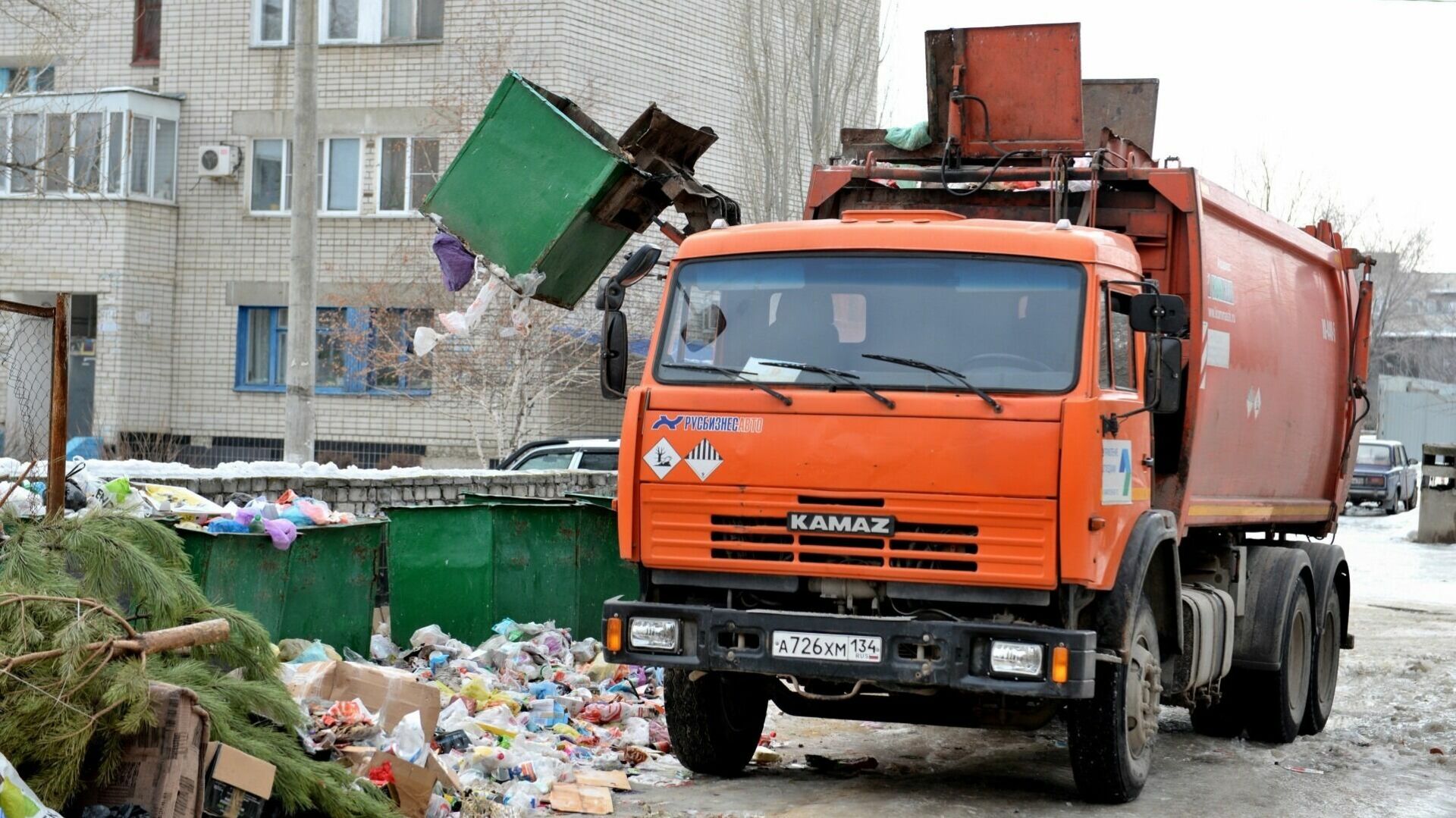 Видео про мусоровоз. КАМАЗ 4308 мусоровоз. Мусоровоз КАМАЗ грязный. Мусоровоз КАМАЗ хартия.