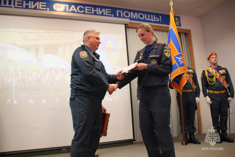 28 специалистов Сибири получили дипломы магистров ведомственного вуза МЧС России
