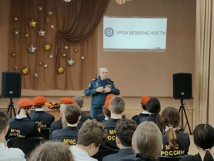 В школе №95 прошло занятие о правилах поведения на льду водных объектов в зимний период