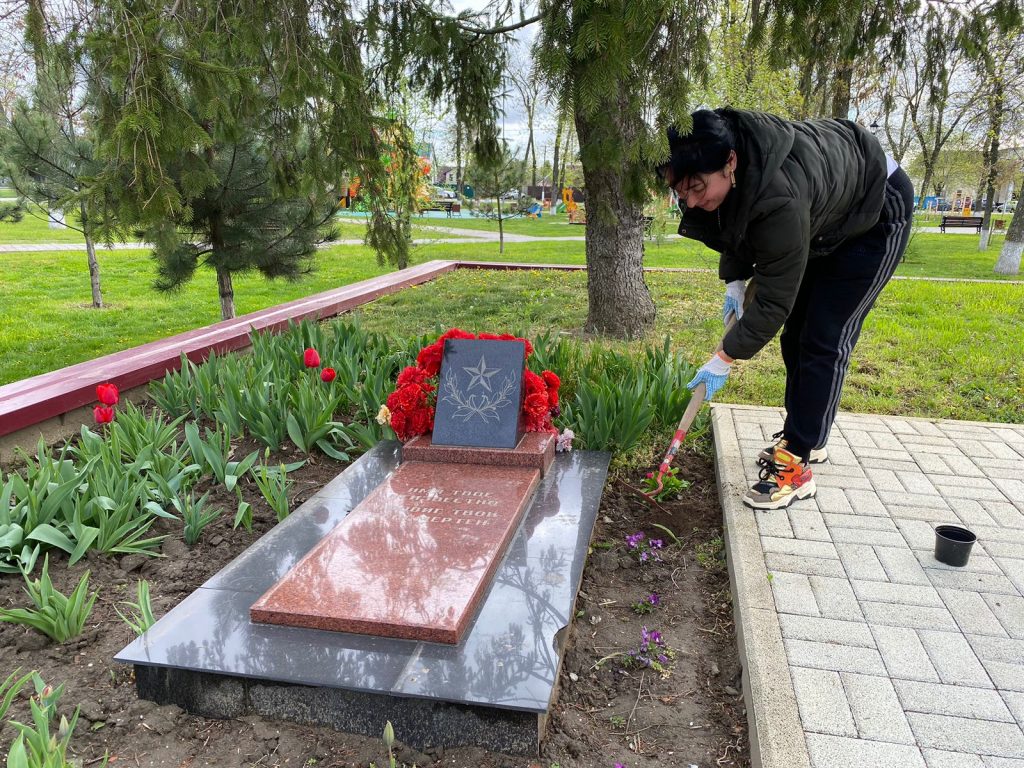 Полтавская работа вакансии. Памятник мемориал. Сотрудники администрации станица Полтавская фото. Остановка Обелиск.