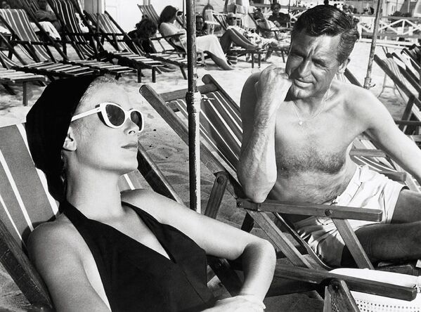 Кэри Грант и Грейс Келли на пляже в сцене из фильма 1955 года "Поймать вора". - Sputnik Грузия