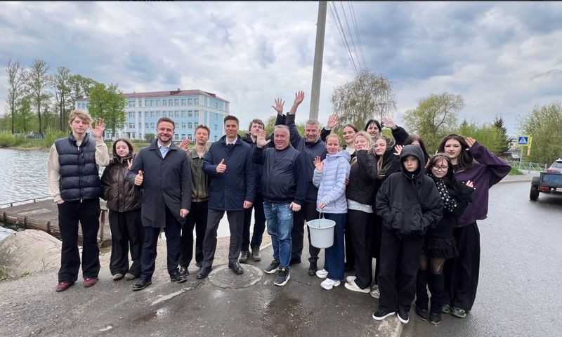 В Петропавловском парке Ярославля в пруд выпустили 40 мальков стерляди