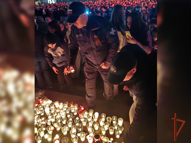 В Кузбассе сотрудники и военнослужащие Росгвардии зажгли свечи в память о павших героях войны