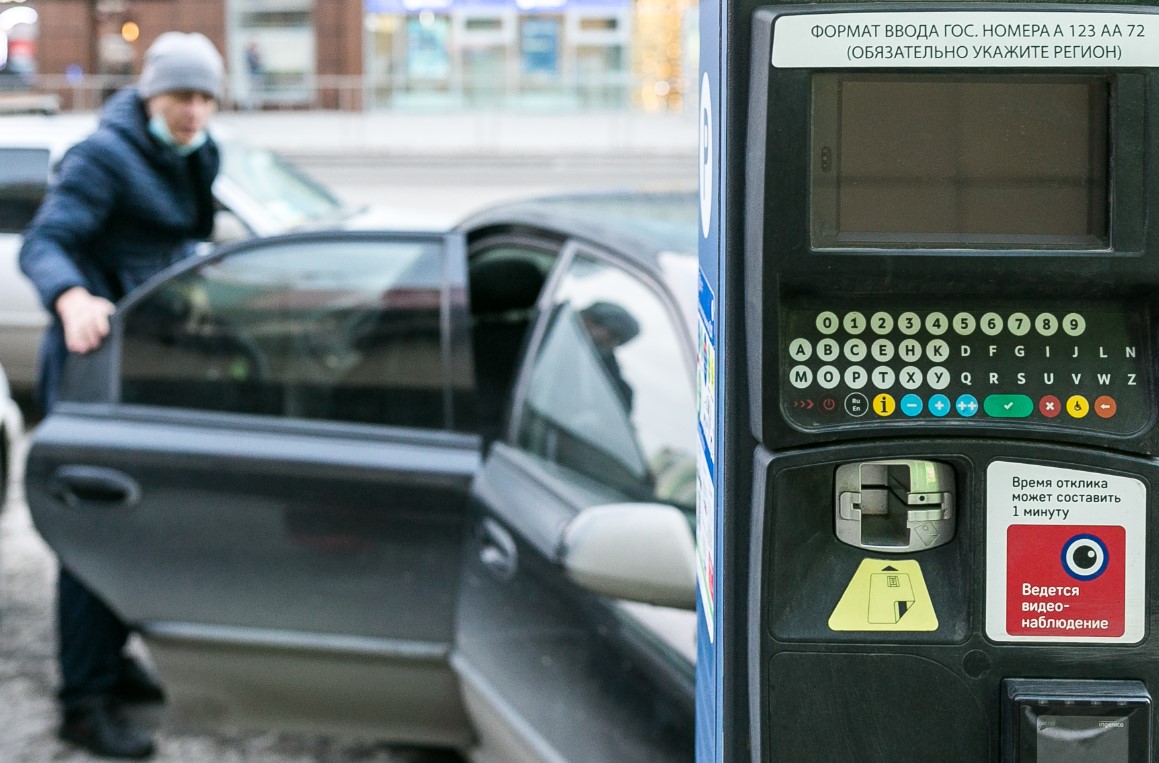 Стоимость места на платной парковке варьируется от 25 до 35 руб. в час в зависимости от локации