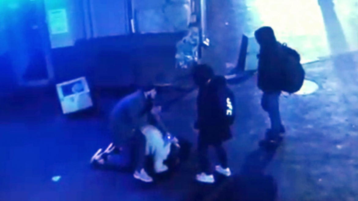 Избиение грабеж. Ограбление пенсионеров в екатеринбурге. Драка женщины с полицейскими. Избиение грабеж. Избили и раздели девушку.