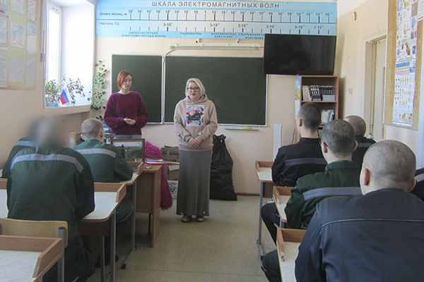 Мастер-класс по изготовлению заготовок для окопных свечей проведен для несовершеннолетних осужденных Ижевской воспитательной колонии