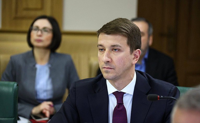 «Парламентский диалог» с руководителем Федерального агентства по недропользованию Олегом Казановым