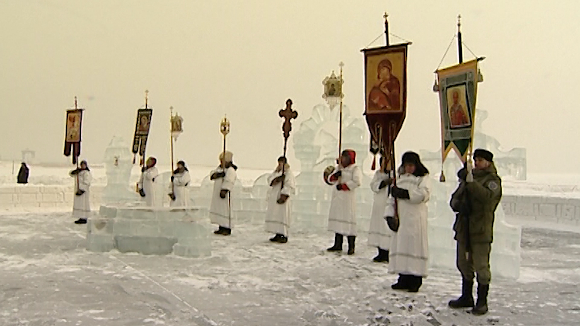крещение иркутск. человек пьет крещенскую воду. крещение в иркутске в 2022 году. крещение иркутск. крещение иркутск.