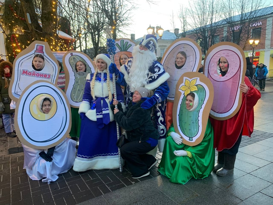 Дедушки Морозы открыли каток в Гатчине