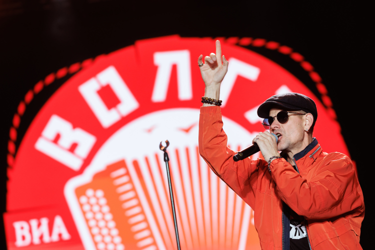 Антон Салакаев: «Артисты чаще всего люди амбициозные, с годами это понимаешь. Сначала думаешь: «Нет, я не такой, я весь из себя глубоко творческий». Но по факту с амбициями ты всю жизнь и живешь»