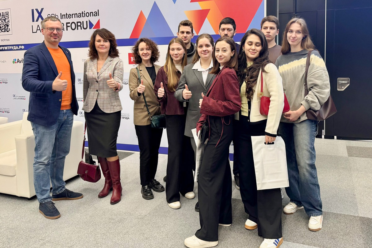 Преподаватели и студенты Высшей школы государственного управления