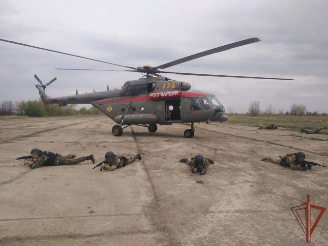 Спецназ Росгвардии провел тренировку по беспарашютному десантированию из вертолета в Мордовии