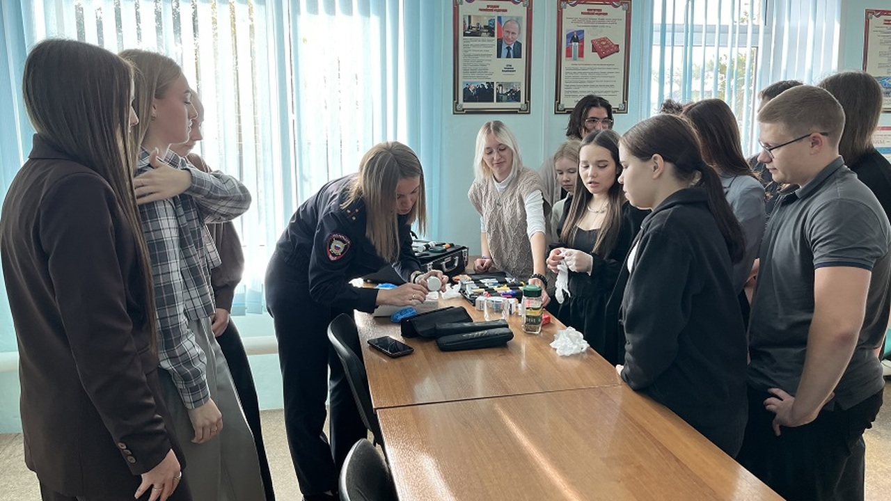 Сотрудники рассказали школьникам об особенностя...