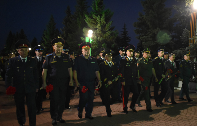 Росгвардейцы зажгли свечи в память героев Великой Отечественной войны в Чебоксарах 