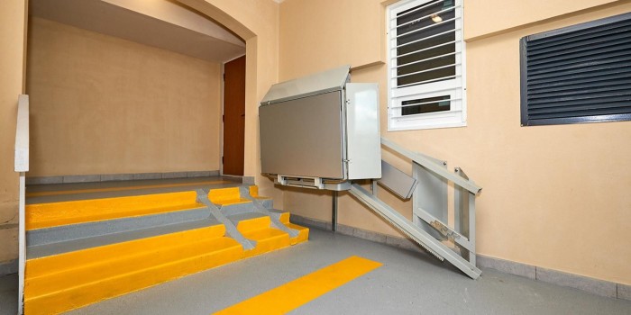 ЮЗАО стал одним из лидеров по установке подъемников для маломобильных граждан в 2025 году