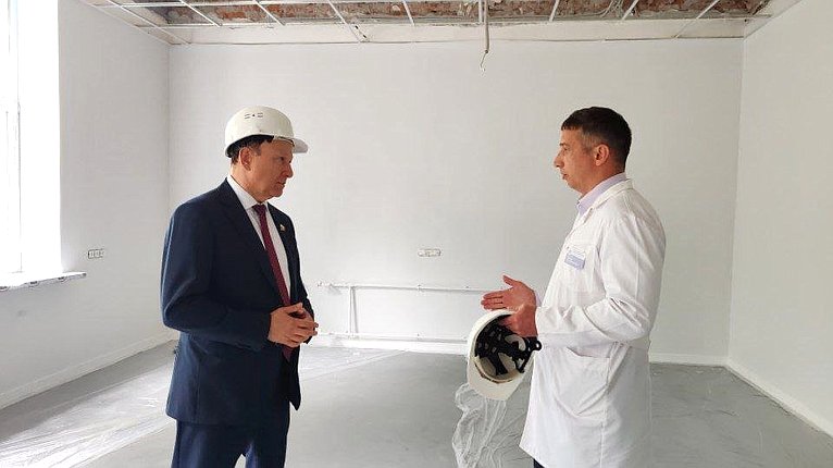 Александр Ролик в ходе региональной недели посетил реконструируемый корпус реабилитационного центра для участников СВО при Владивостокской клинической больнице №1