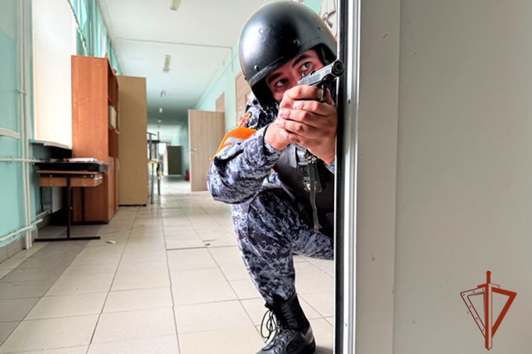 В Красноярске Сотрудники Росгвардии провели учебную тренировку при осложнении обстановки в образовательном учреждении 