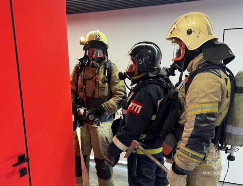 В городе Губкинский в Центре единоборств «Северный характер» прошло пожарно-тактическое занятие