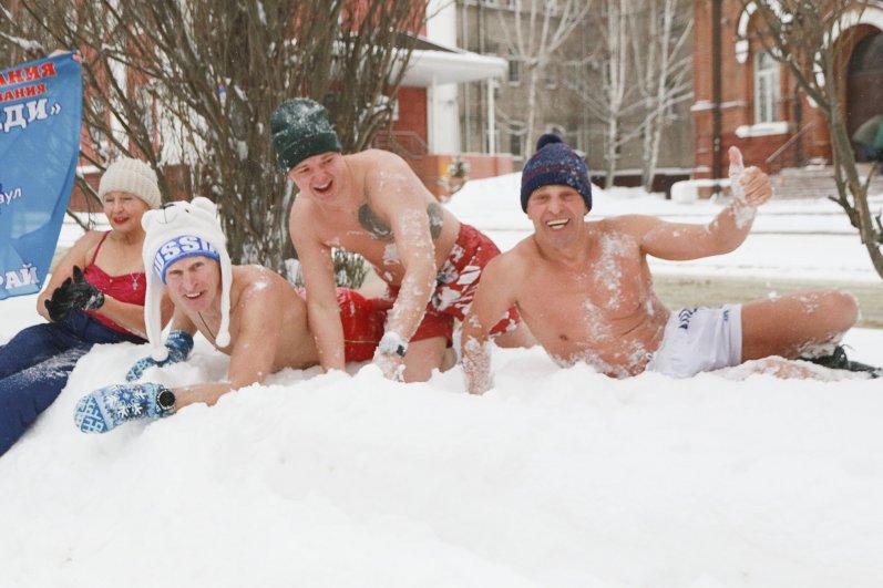 закал. с новым годом спортсмены. моржи барнаула. моржи барнаула. новогодний морж.