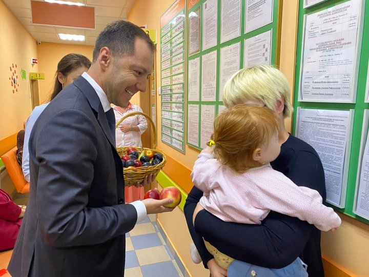 Министр здравоохранения Башкирии раздал детям фрукты в уфимской поликлинике