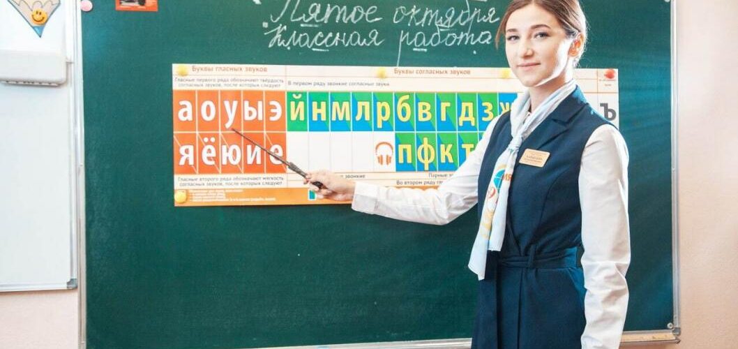 просвещение школьников в чем. 100 тыс учителям. по школе. работники образования фото. заработная плата учителя в 2022 году.