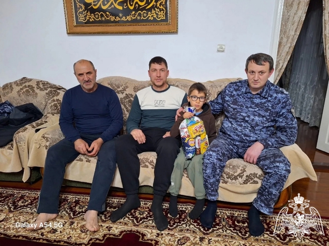 В Дагестане росгвардейцы поздравили семьи погибших коллег с наступающим Новым годом