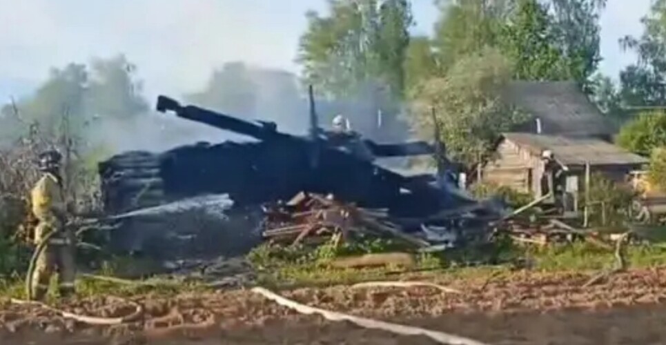 Новгородские пожарные не смогли отстоять баню, но спасли целый участок