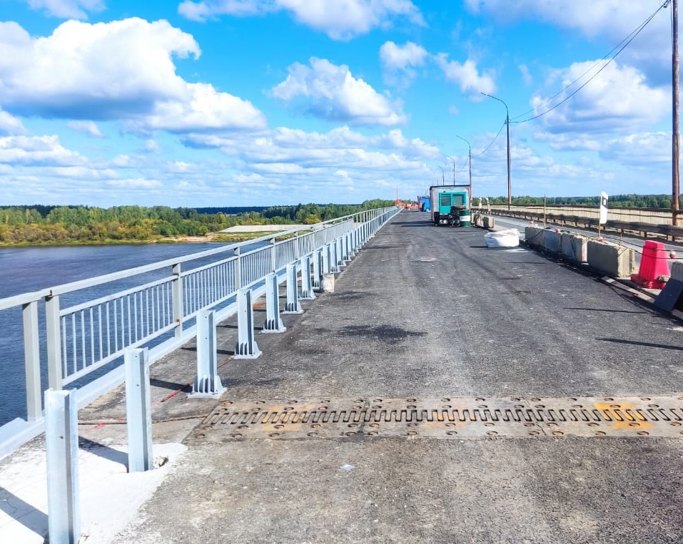На мосту через Вычегду в Корткеросском районе устанавливают ограждения