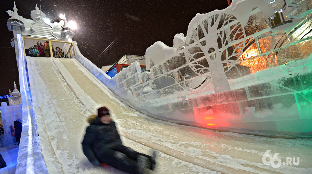 На Плотинке открыли новогодний ледовый городок. Посмотрите, как он менялся последние 10 лет