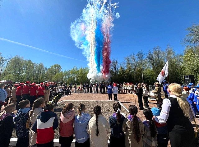 Сенаторы и участники заседания Дискуссионного клуба молодежных парламентов Ленинградской и Вологодской областей возложили цветы к мемориалу воинов, погибших в 1943 году при освобождении Ленинграда