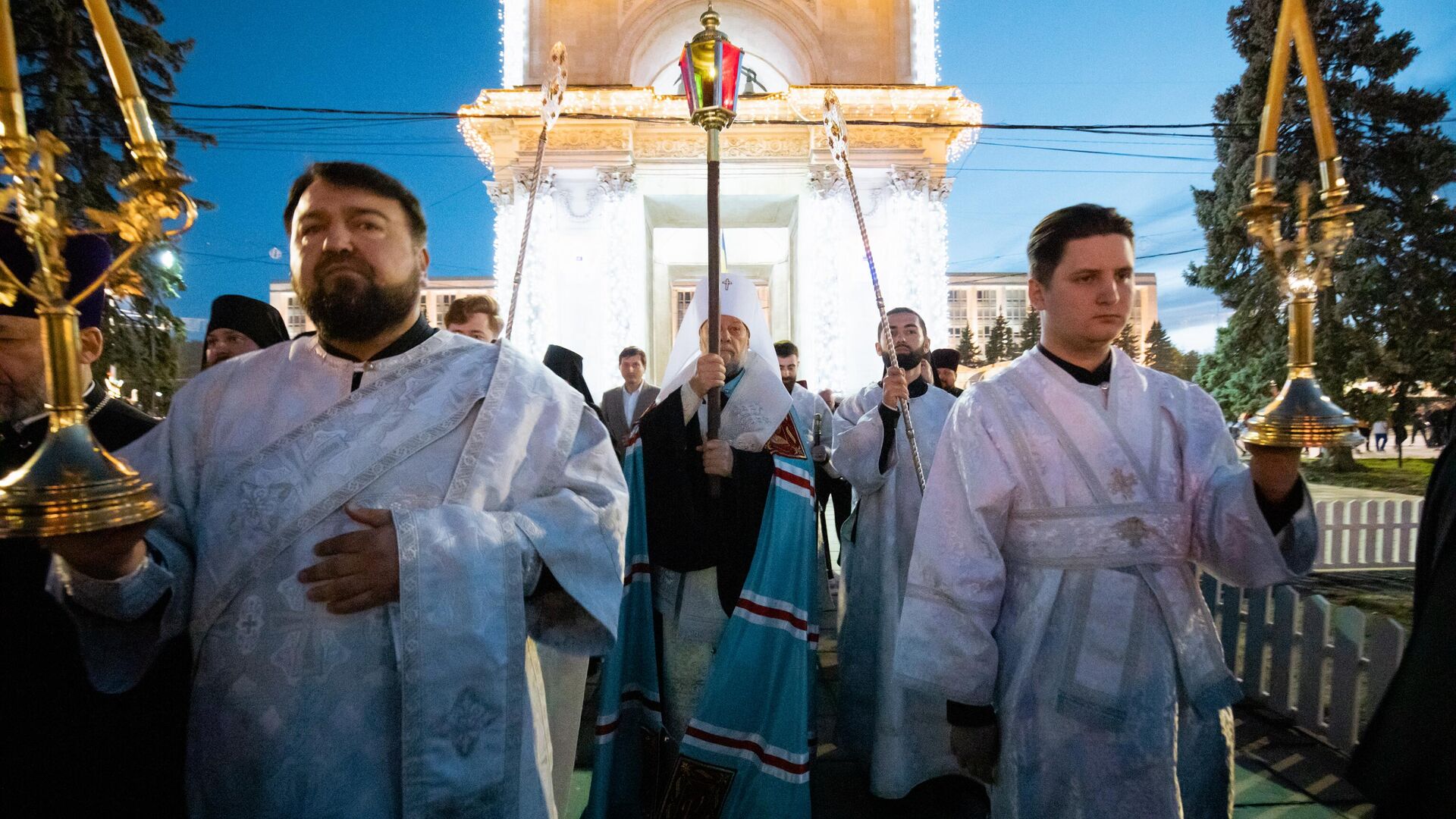 Прибытие Благодатного огня в Собор Рождества Христова в Кишиневе - Sputnik Молдова, 1920, 18.04.2025
