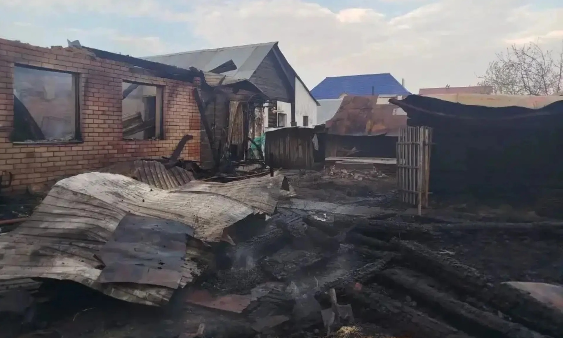 2 частных дома и гараж сгорели в Волжском районе